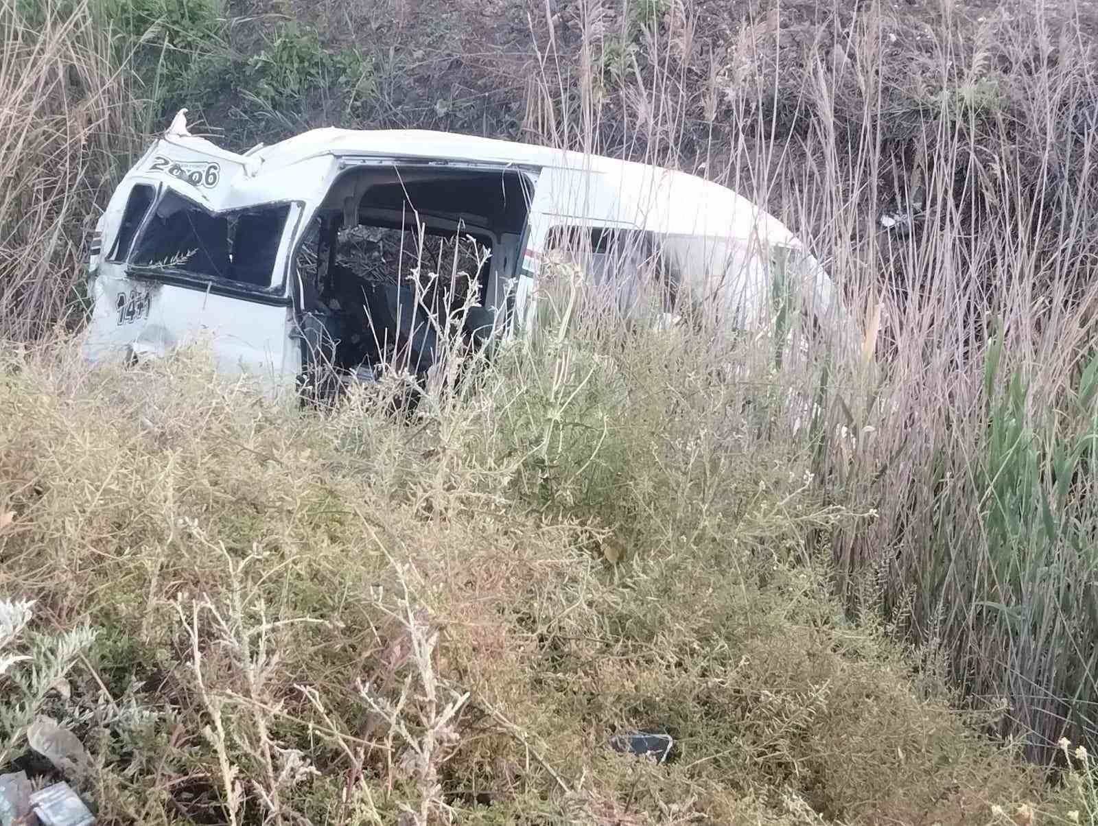Tarım işçilerini taşıyan minibüs devrildi: 14 hafif yaralı
