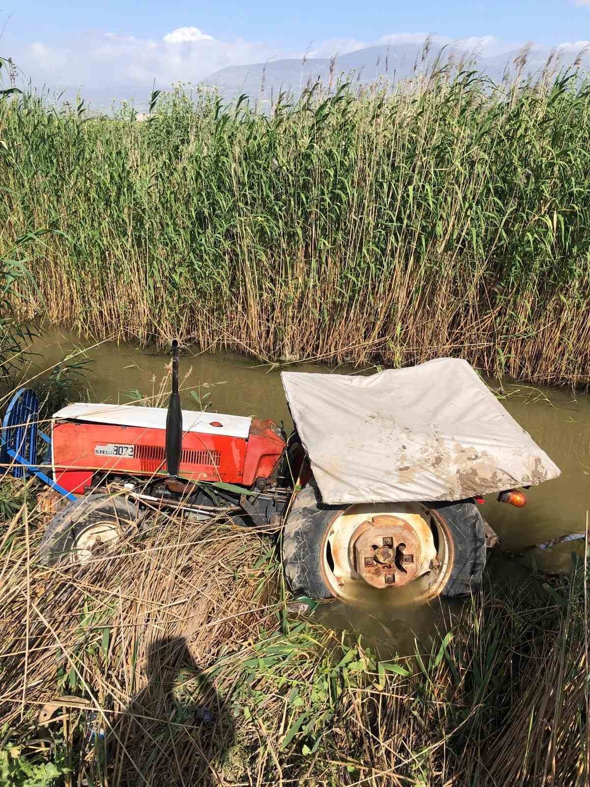 Sulama kanalına devrilen traktörün sürücüsü yaralandı
