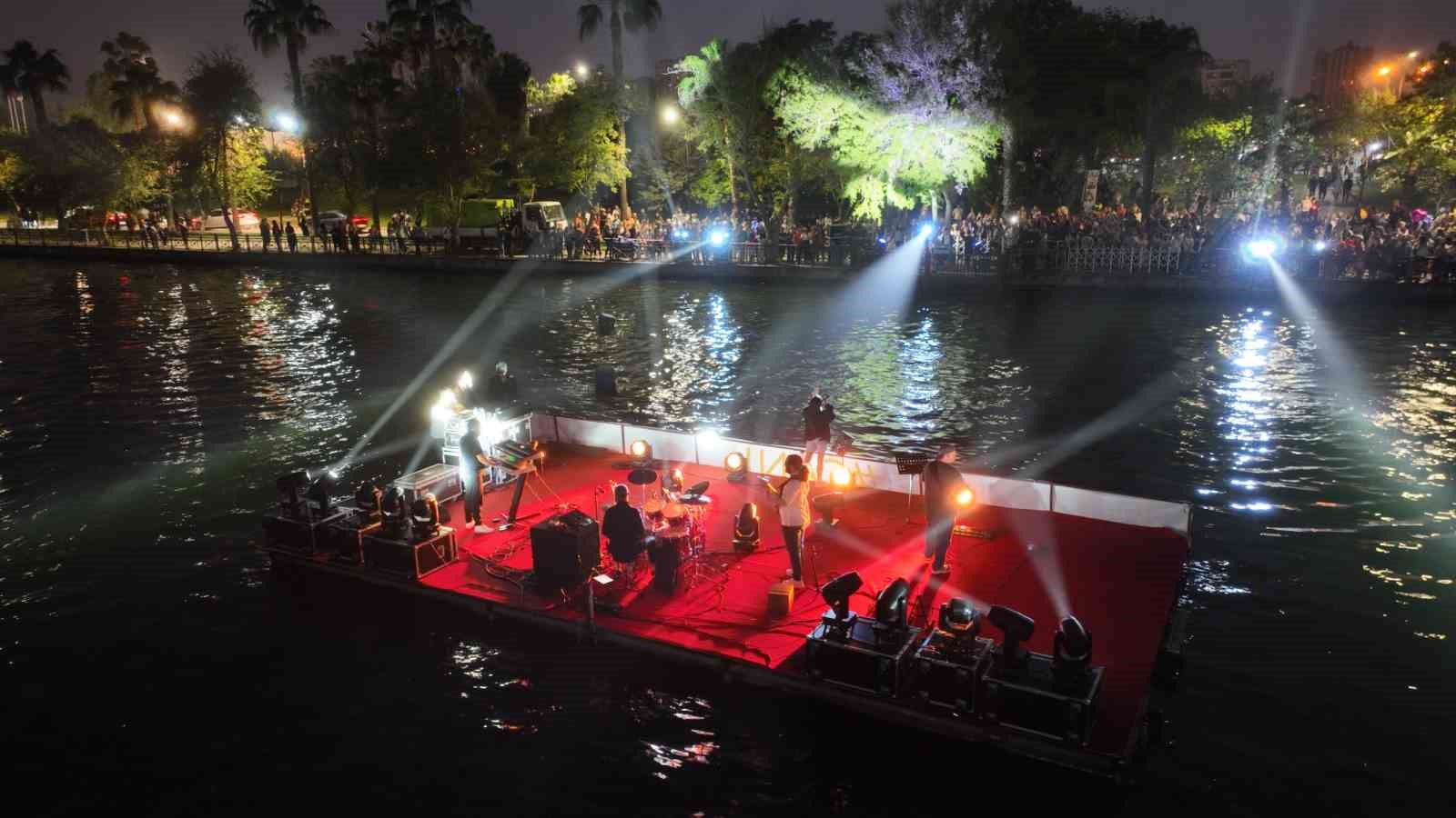 Seyhan Nehrindeki etkinlikler karnavalı renklendiriyor
