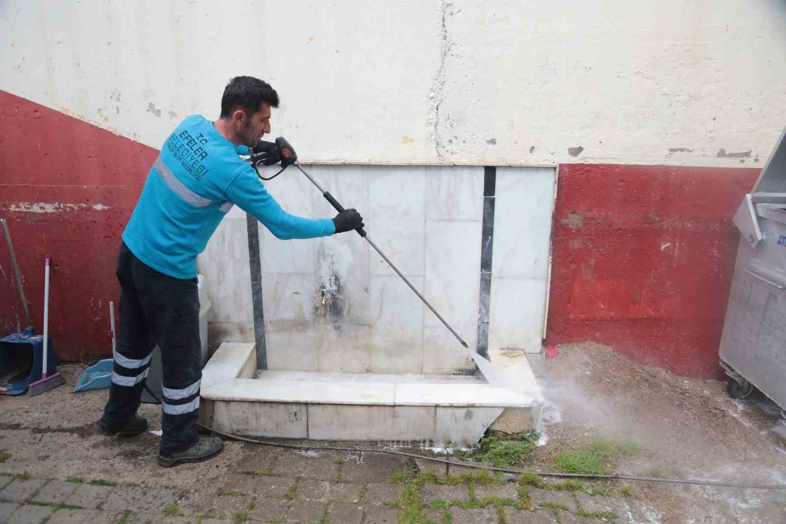 Efeler Belediyesi çöp konteynerlerini yıkayıp dezenfekte ediyor
