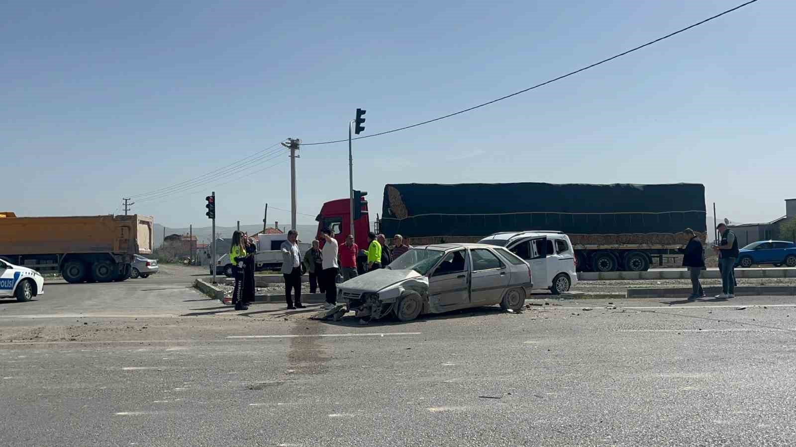 Aksaray’da iki araç kavşakta çarpıştı: 2 hafif yaralı
