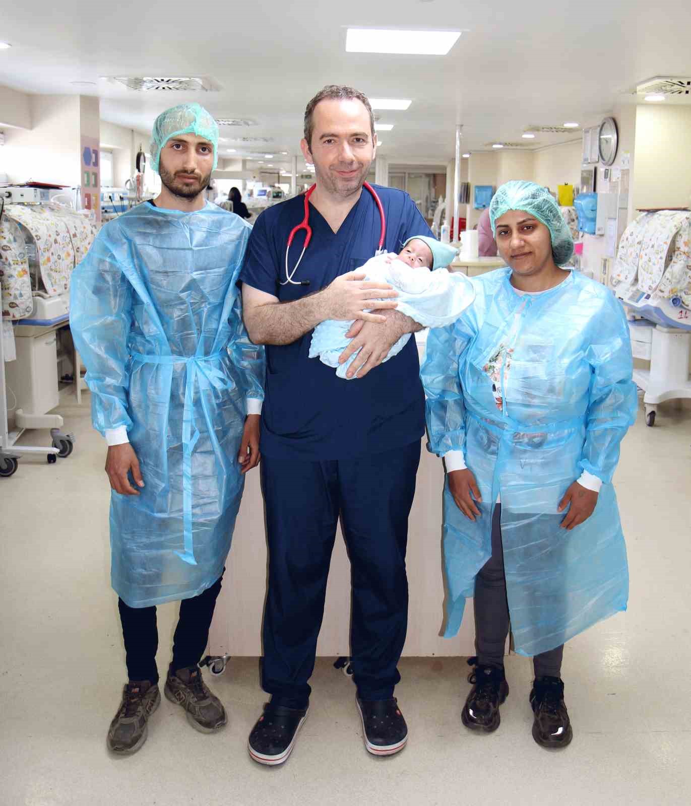 29 haftalık doğan Erkan bebek, 75 günlük yaşam mücadelesinin ardından ailesine kavuştu
