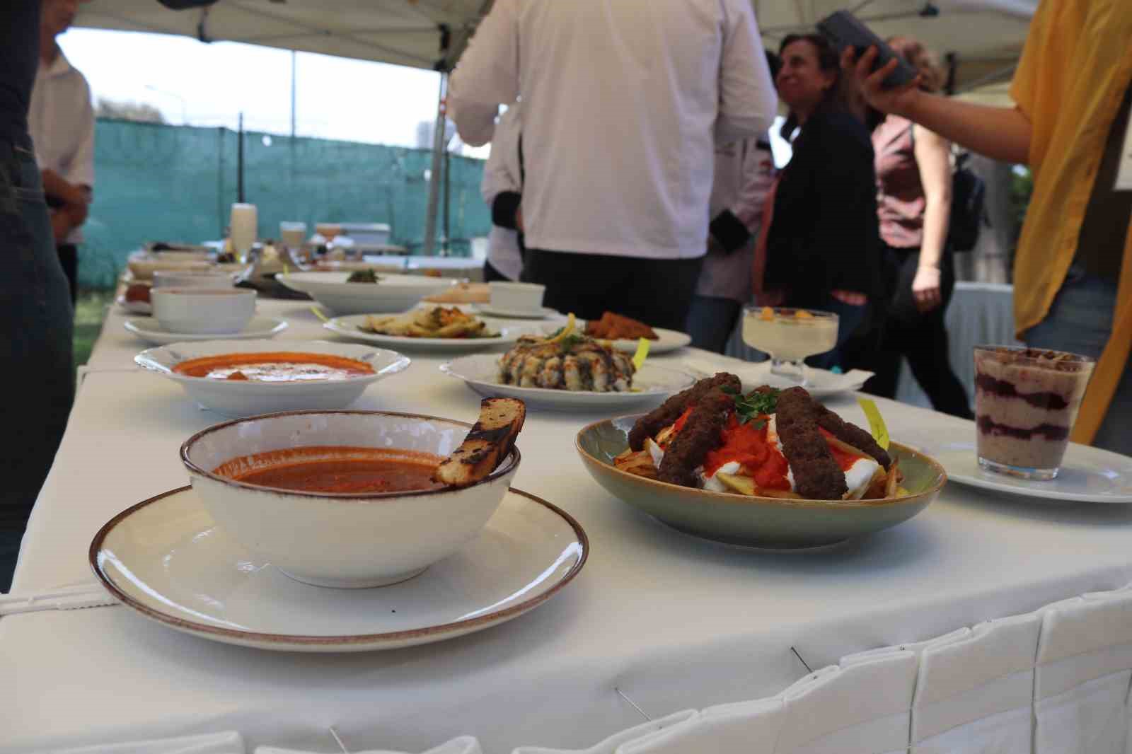 İzmir’de lise öğrencileri yemek yarışmasında hünerlerini sergiledi
