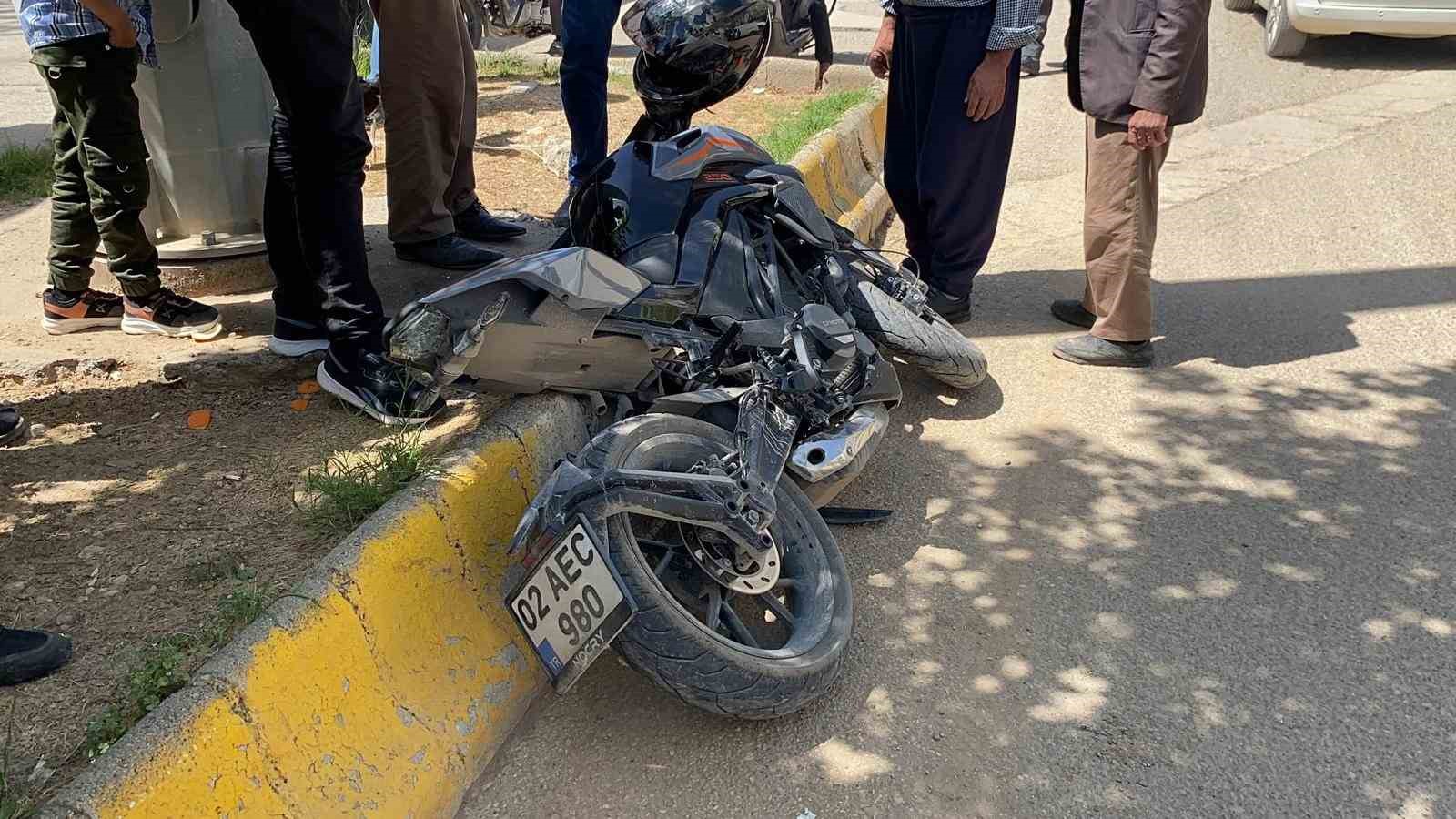 Kontrolden çıkan motosiklet refüje çarptı: 2 yaralı
