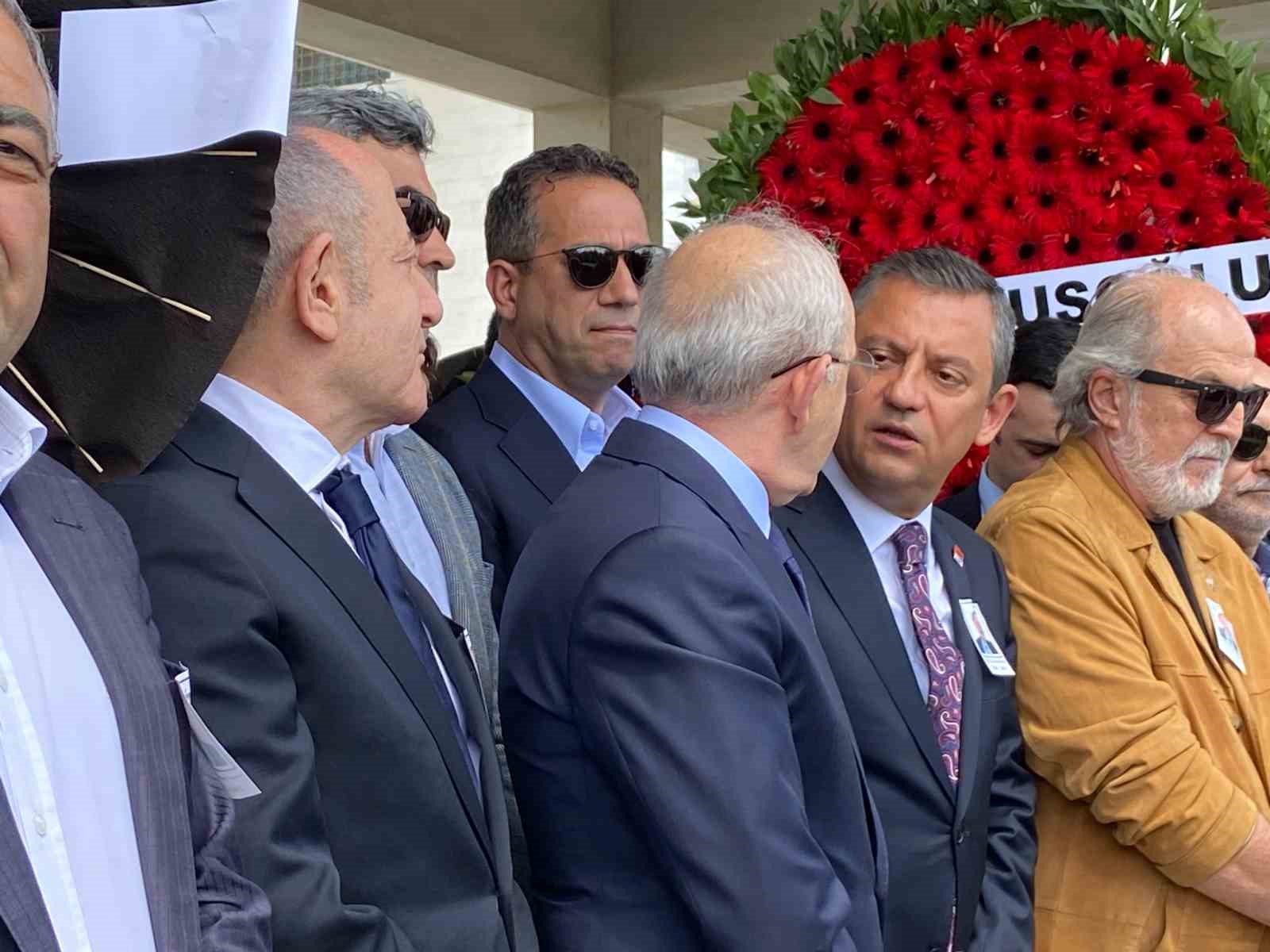 CHP lideri Özgür Özel, CHP TBMM Grup Müdürü Levent Bayraktar’ın cenaze namazına katıldı
