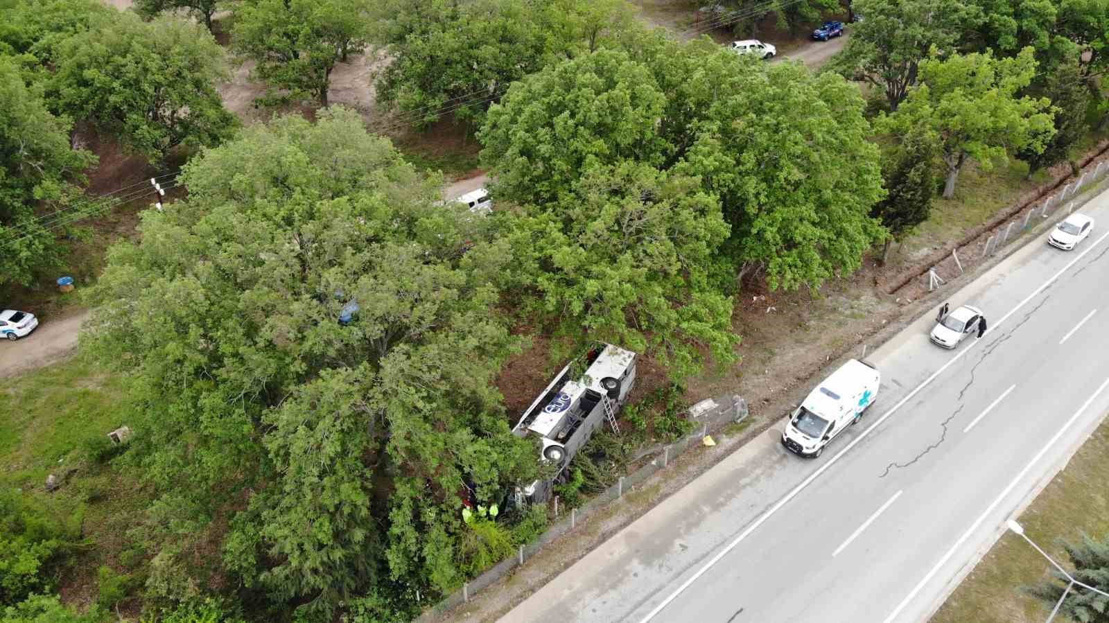 11 kişinin yaralandığı otob&uuml;s kazasının olay yeri havadan g&ouml;r&uuml;nt&uuml;lendi

