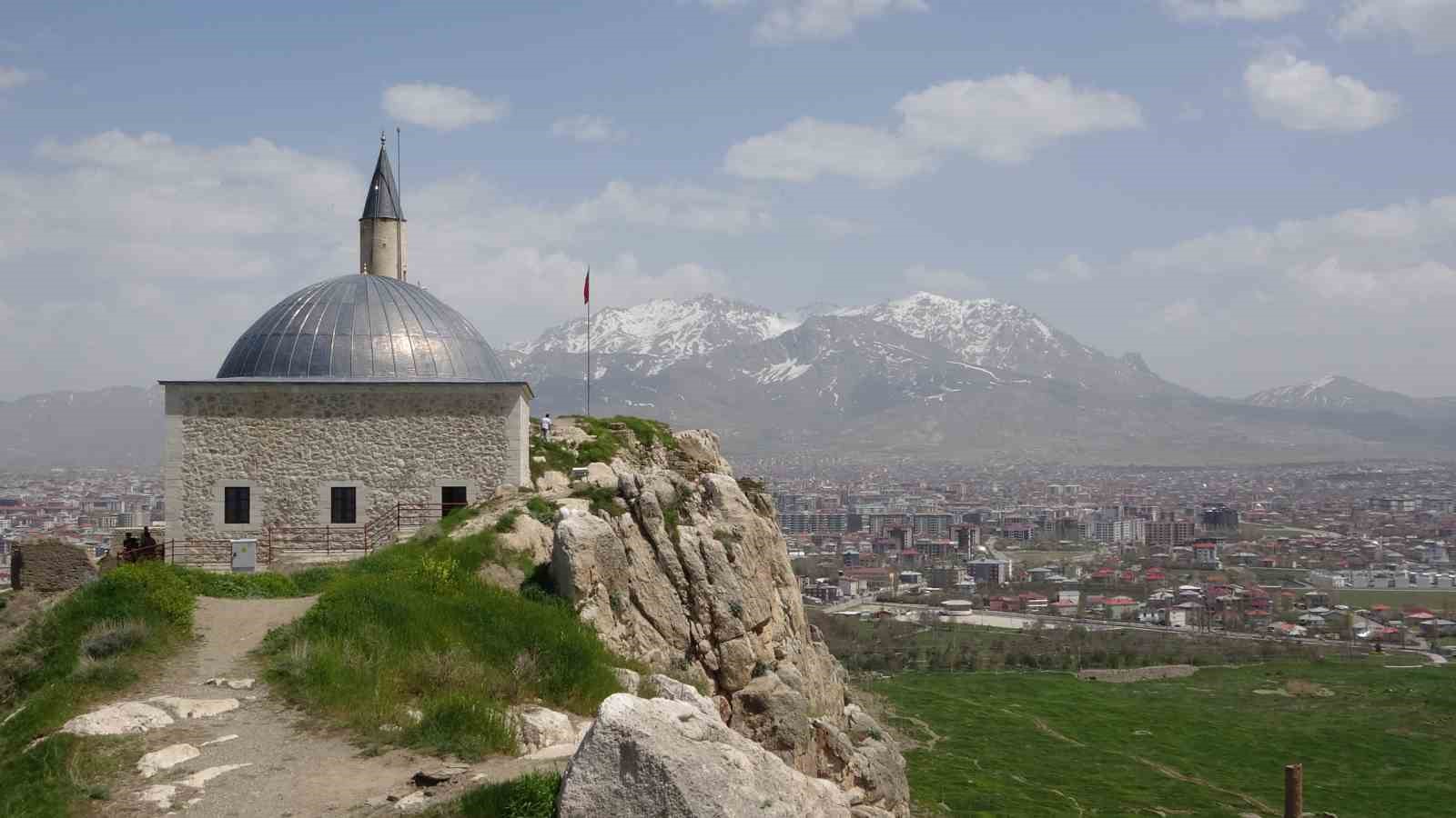 Osmanlı’nın Van’daki sembolü yeniden ibadete açıldı
