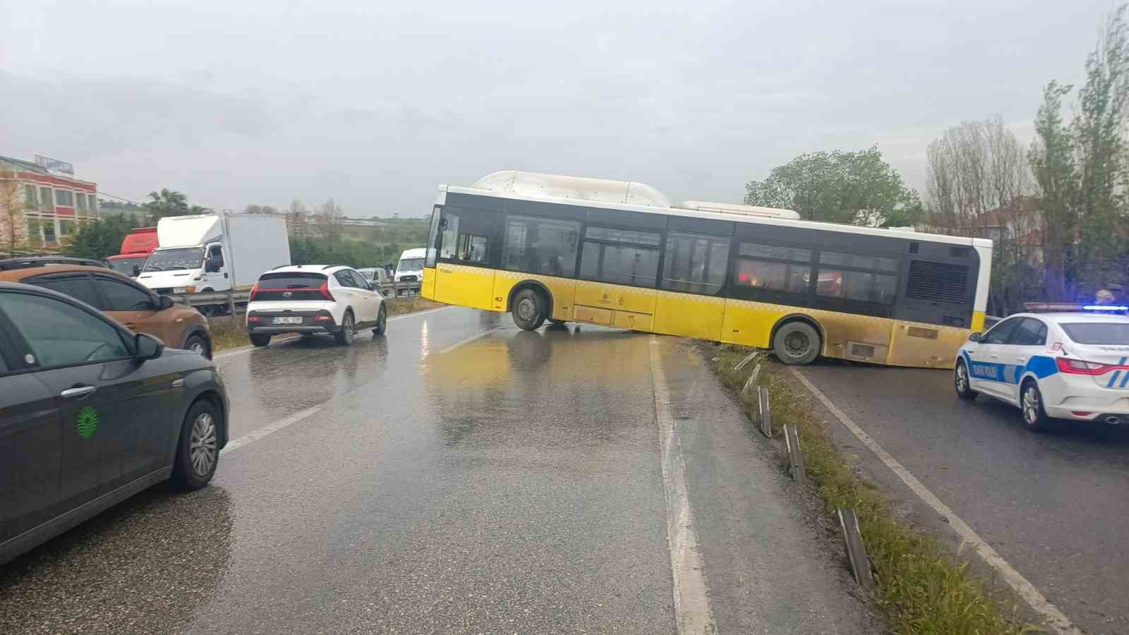Büyükçekmece’de yağmurda kayan İETT otobüsü bariyerlere çarptı
