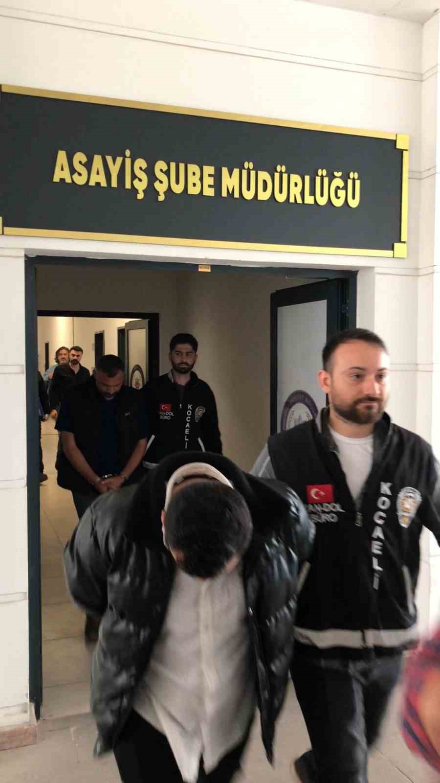 Kendilerini polis ve savcı olarak tanıtıp 1 milyon 260 bin TL dolandırdılar
