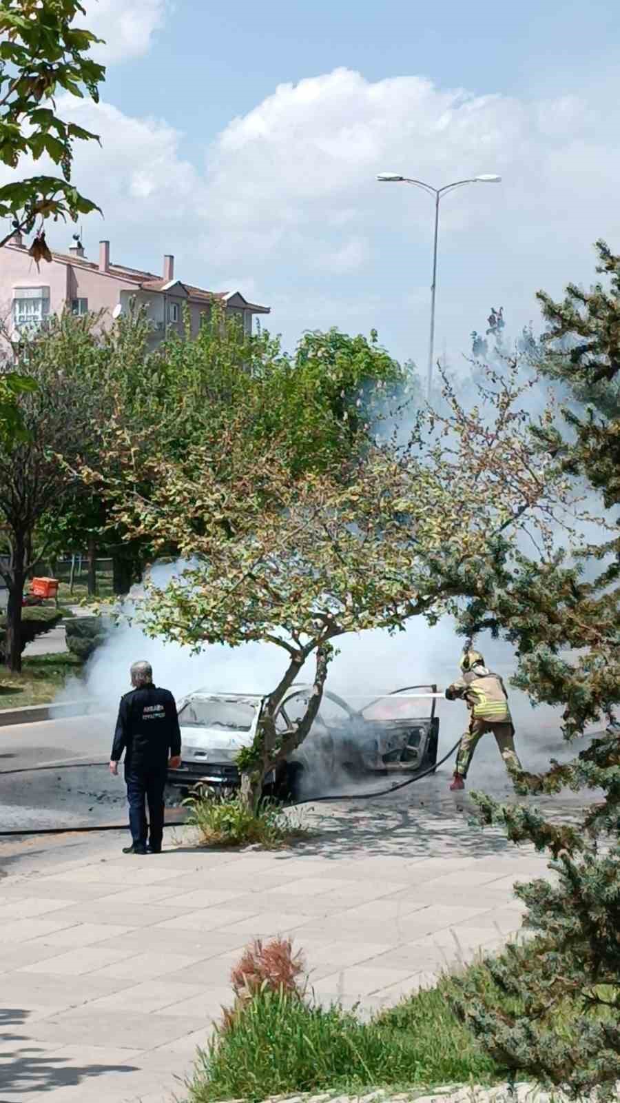 Ankara’da seyir halindeki araç alevlere teslim oldu
