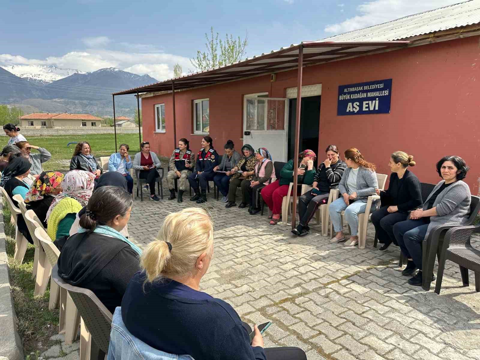 Erzincan’da jandarma ekiplerinden bilgilendirme faaliyeti
