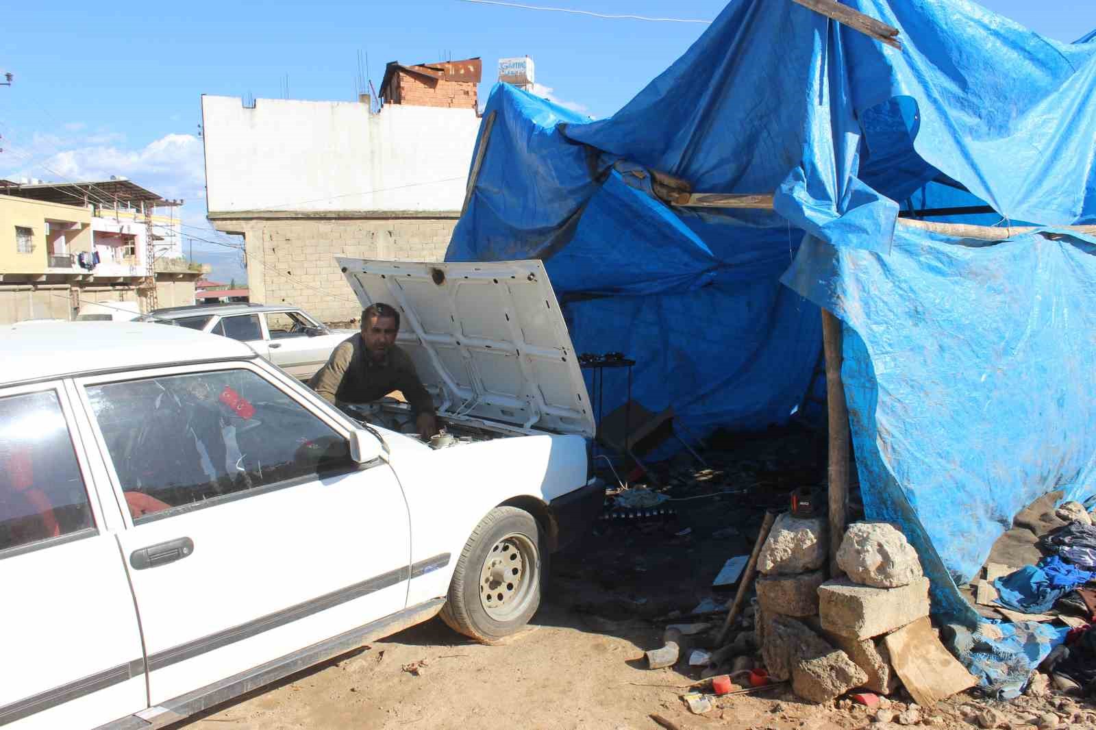 Depremzede ustadan çadırda araç tamiri
