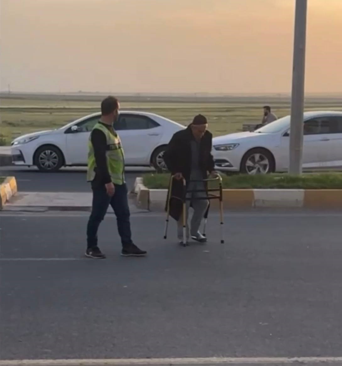 Nusaybin’de yolun karşısına geçemeyen yaşlı adama polis yardımcı oldu
