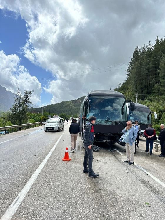 Antalya- Isparta yolunda otobüs ile çarpışan otomobil sürücüsü hayatını kaybetti
