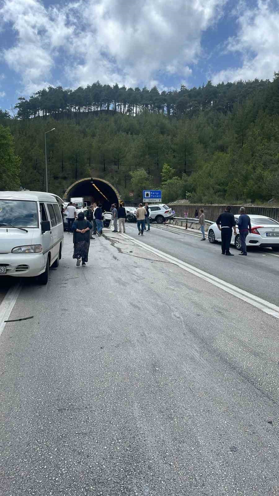 Antalya- Isparta karayolunda 2 otomobil kafa kafaya çarpıştı: 1 ölü, 7 yaralı
