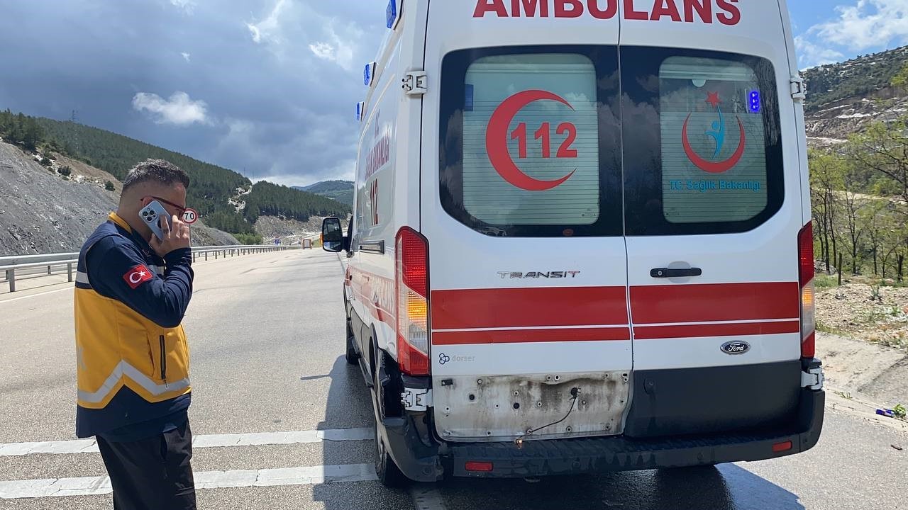 Isparta’da kazaya müdahale eden ambulans ve polis aracına başka bir otomobil çarptı: 10 yaralı
