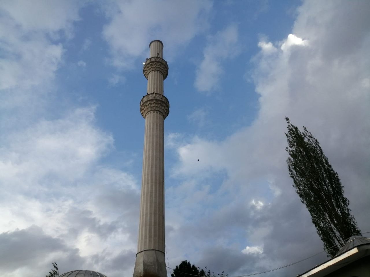 Fırtına minarenin şerefesini uçurdu