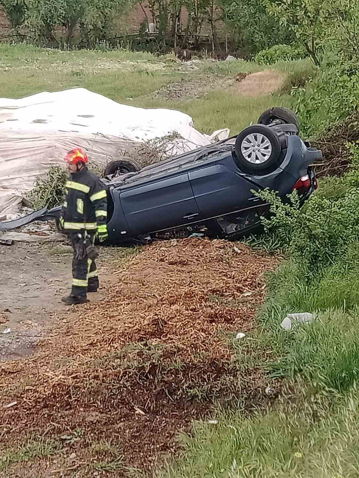 Tırın arkadan &ccedil;arptığı otomobil takla attı; 3 yaralı
