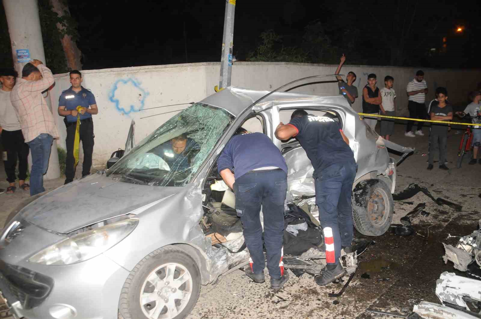 Cizre’de 2 otomobil kafa kafaya çarpıştı: 3 yaralı 