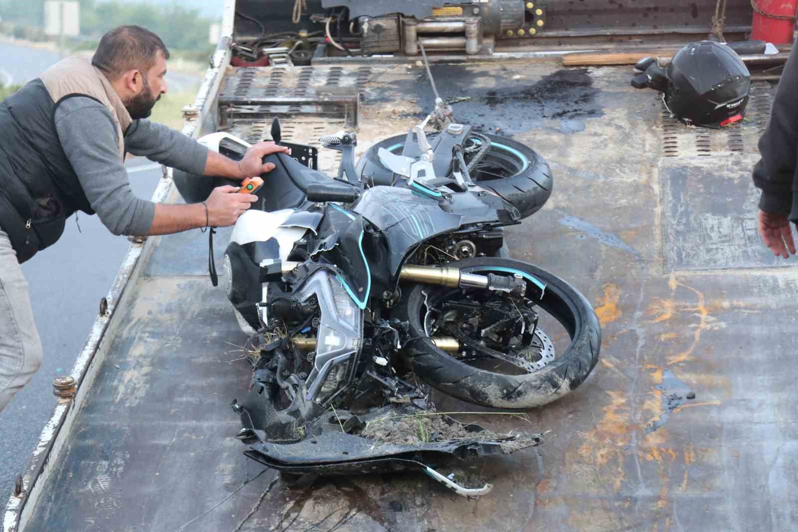 Bariyere çarparak 27 metre savrulan motosiklet sürücüsü hayatını kaybetti
