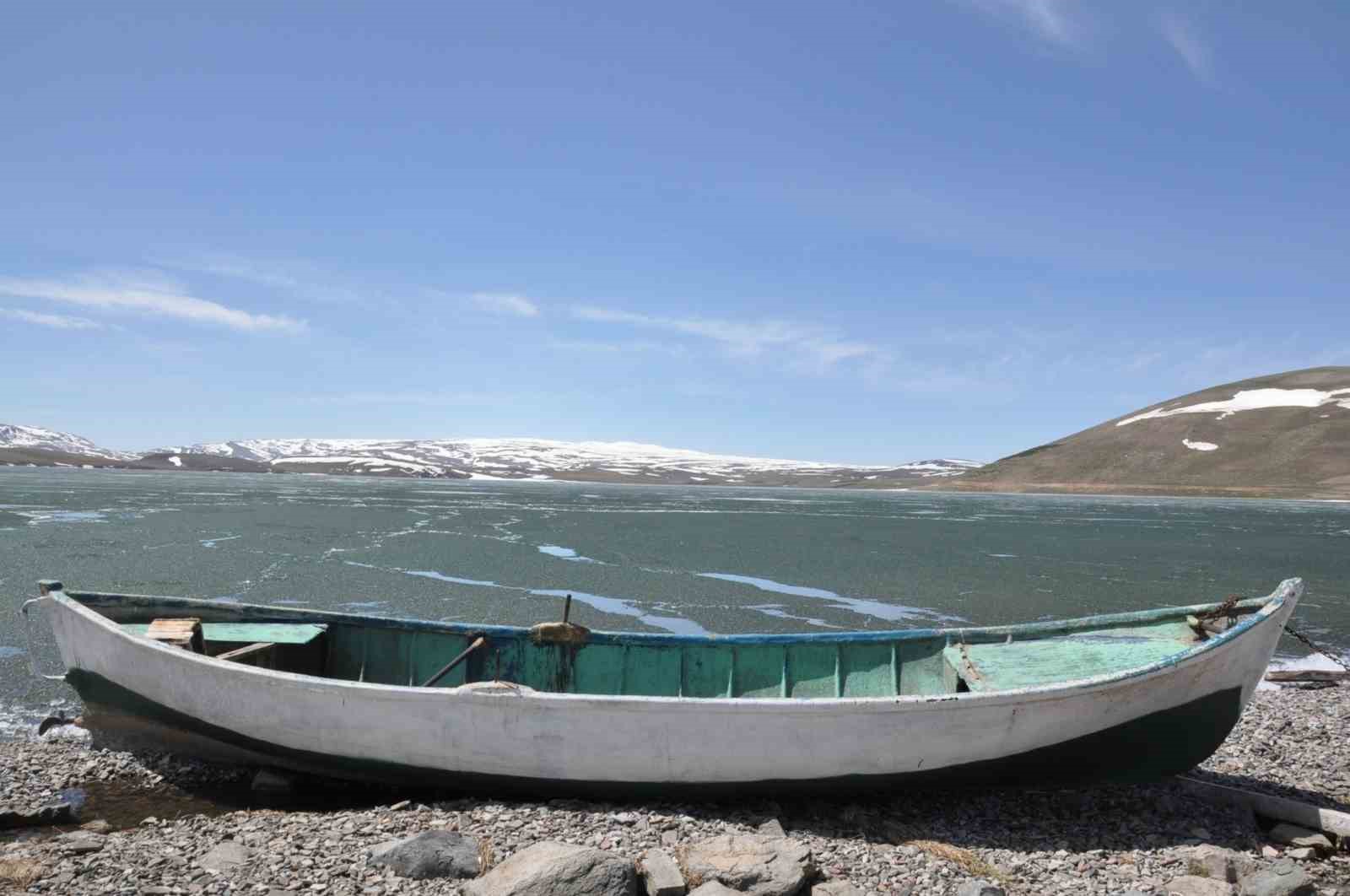 Kars’ın zirvesindeki gölün buzları çözülüyor
