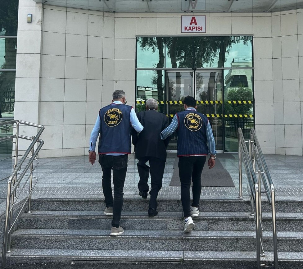 Adana&rsquo;da 10 h&uuml;k&uuml;ml&uuml; jandarmadan ka&ccedil;amadı

