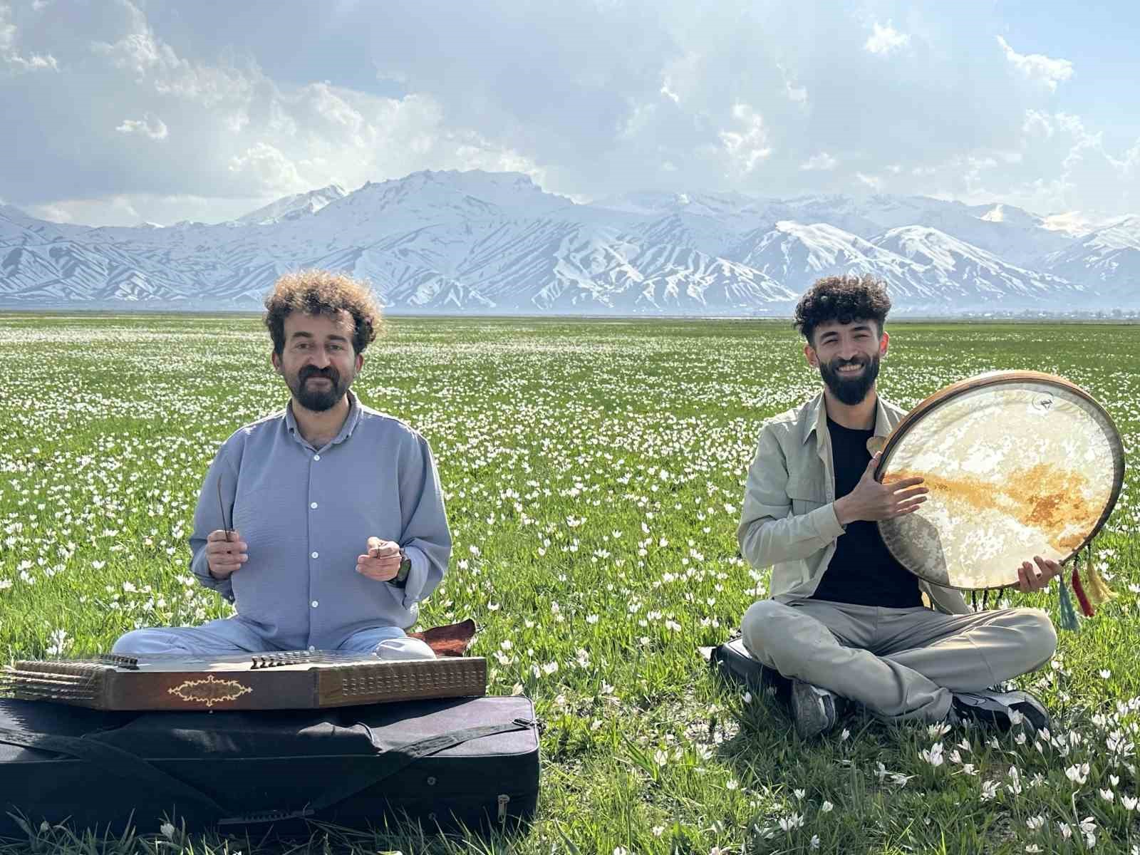 İsvi&ccedil;re&rsquo;yi andıran manzarada santur keyfi
