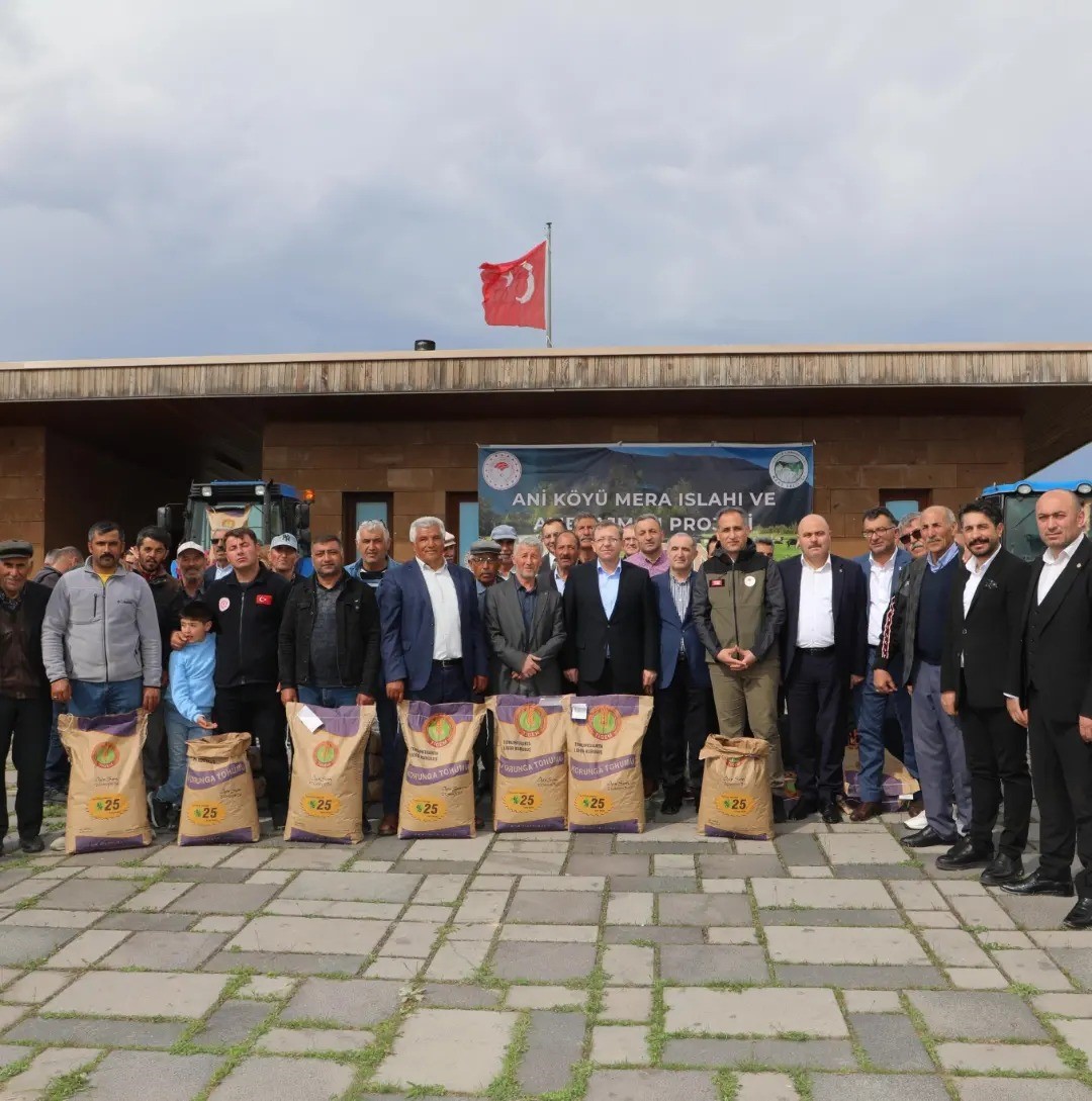 Kars&rsquo;ta &ccedil;ift&ccedil;ilere tohum dağıtıldı
