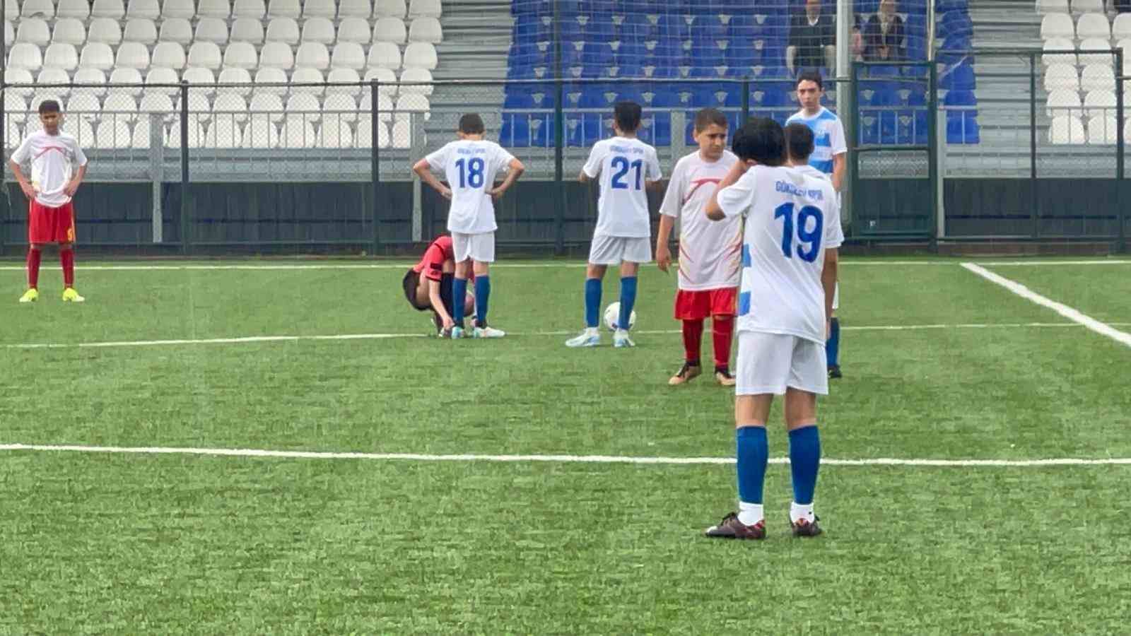 Kadın hakem ma&ccedil;ı durdurup k&uuml;&ccedil;&uuml;k futbolcunun ayakkabılarını bağladı
