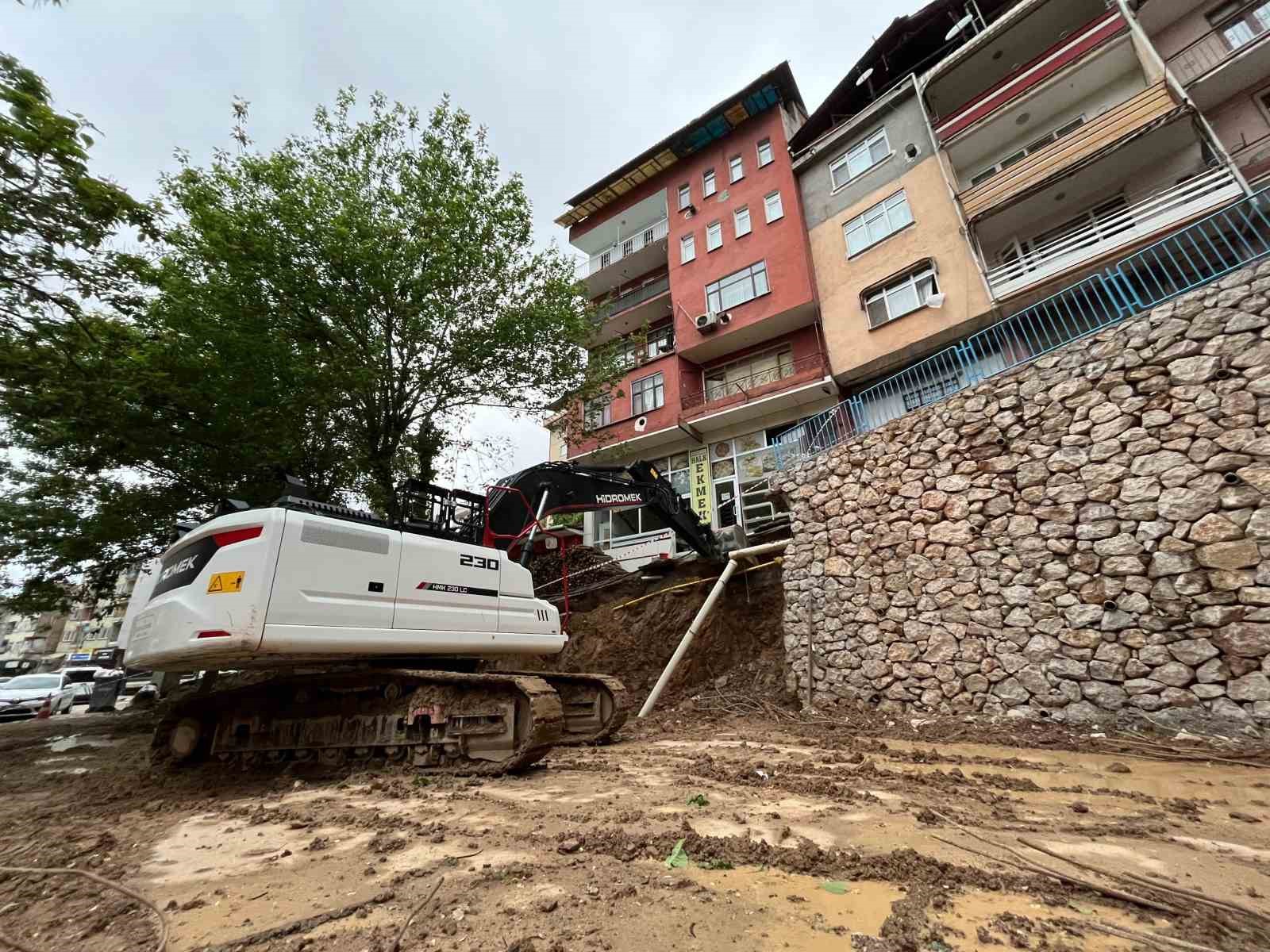 İstinat duvarı çökmüş, 5 katlı bina tahliye edilmişti: Onarım çalışmaları başladı