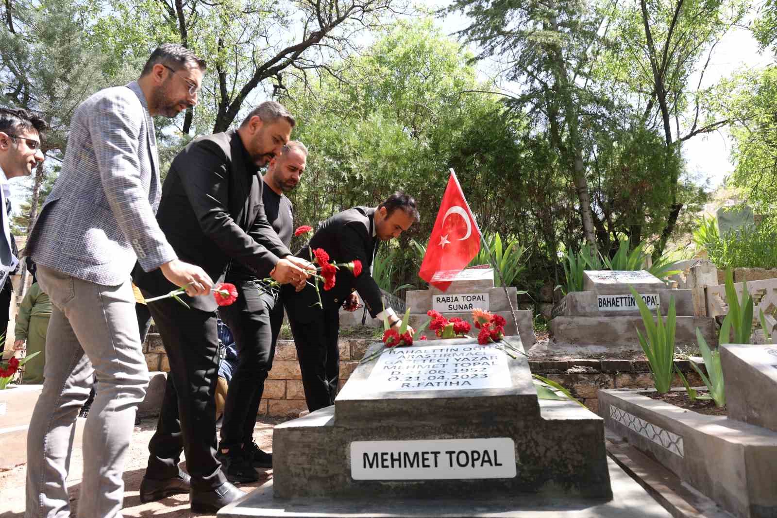 Gazeteci Yazar Mehmet Topal, kabri başında anıldı
