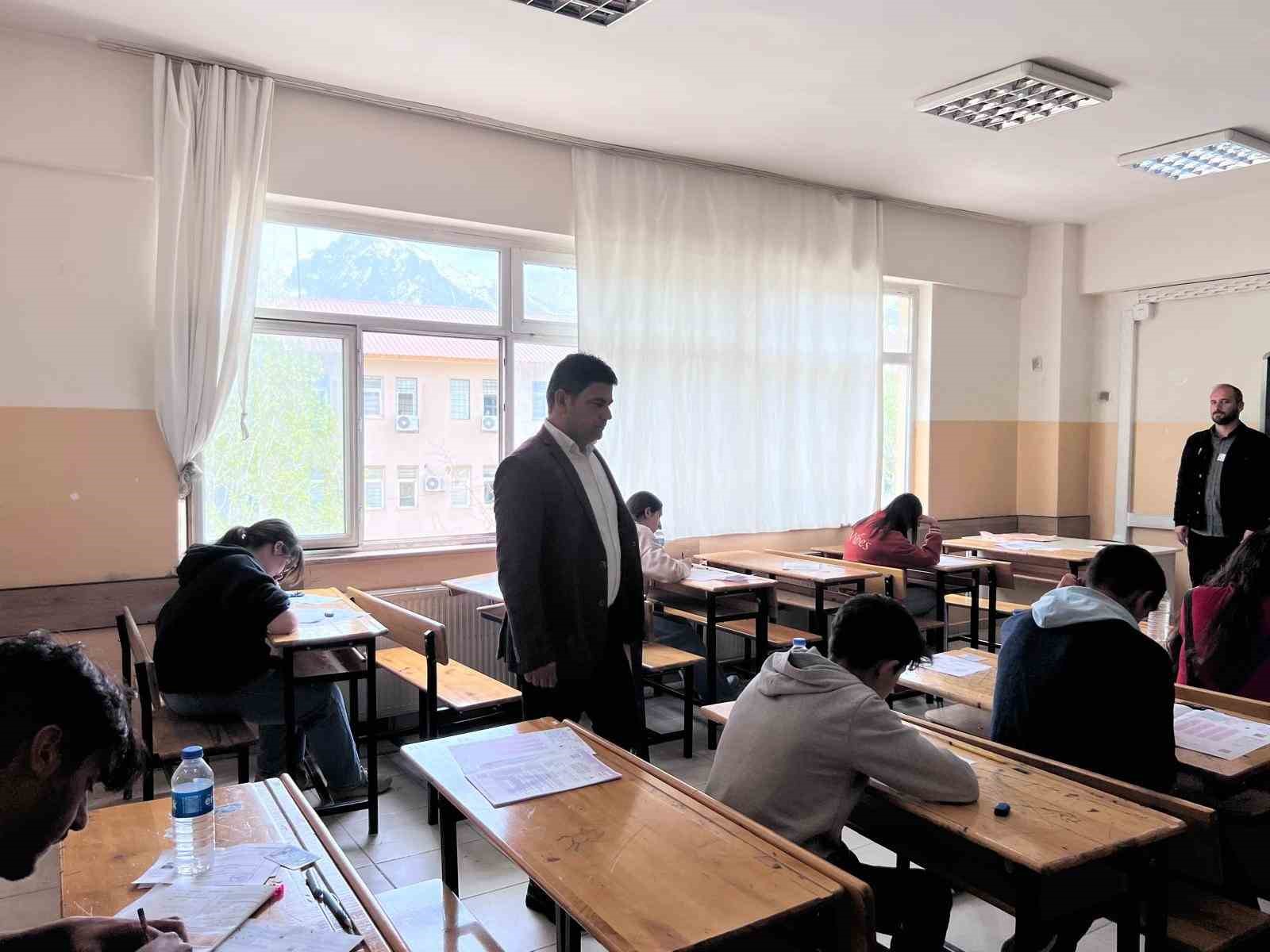 Hakkari’de bursluluk sınavına 8 bin 743 öğrenci girdi