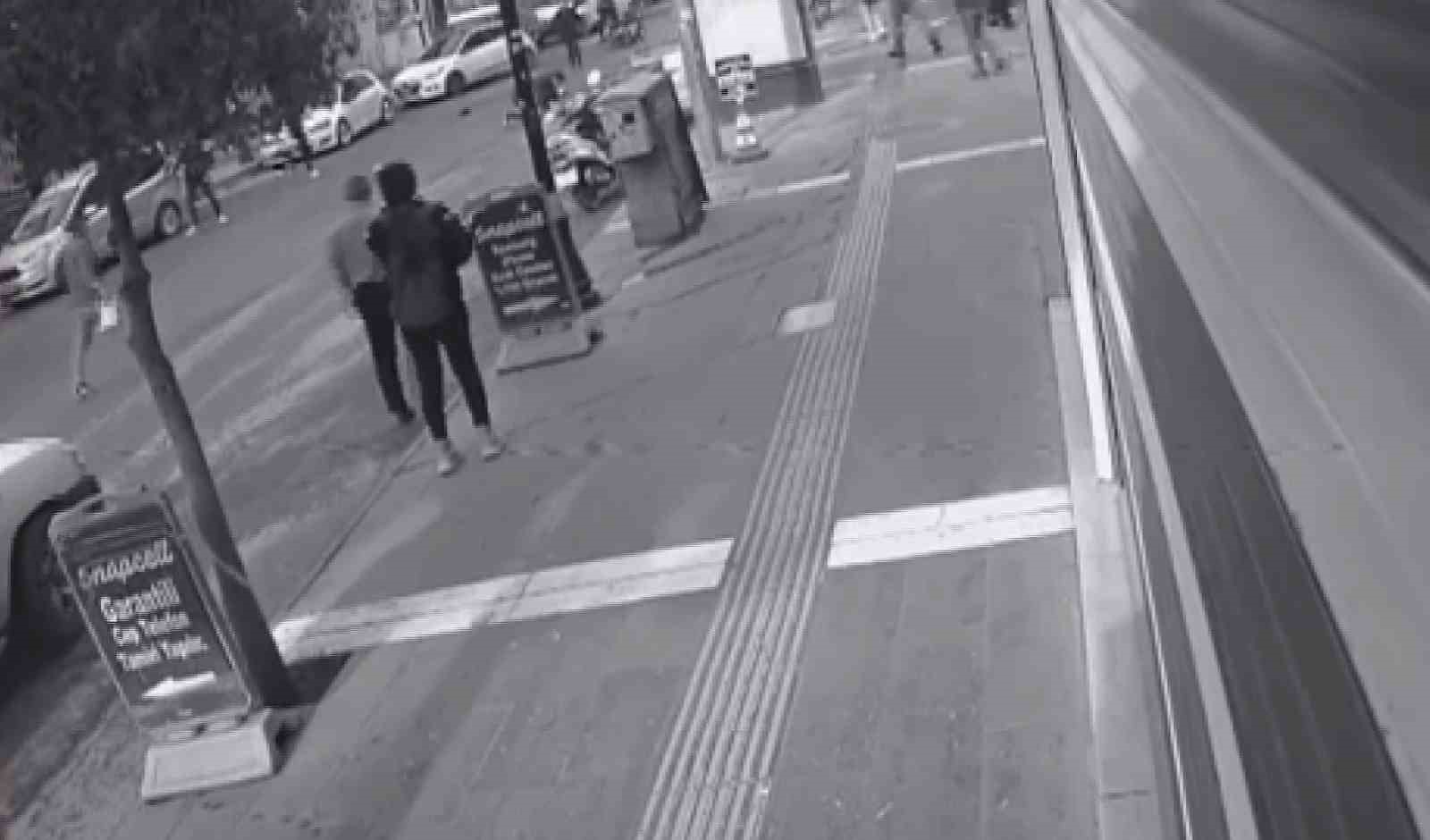 Motosikletin yayaya çarpma anı kameralara yansıdı