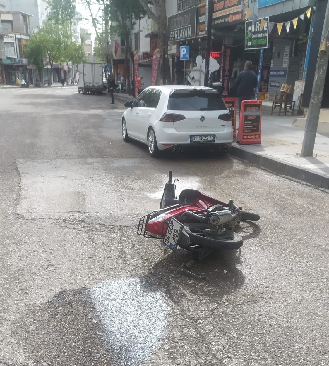 Motosikletin yayaya &ccedil;arpma anı kameralara yansıdı
