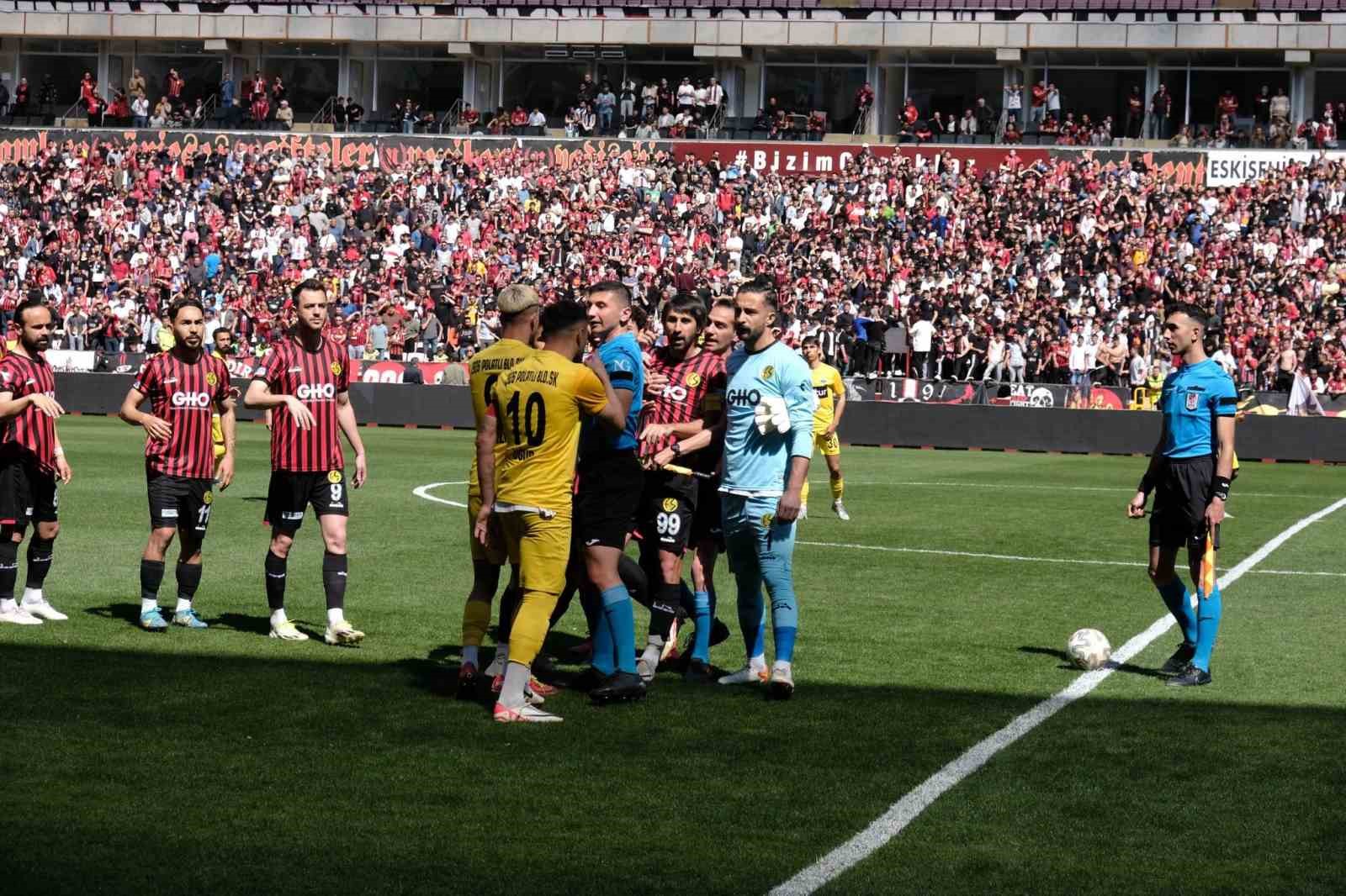 Eskişehirspor - 1926 Polatlı Belediyespor maçı başlamadan futbolcular arasında kavga çıktı