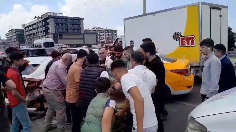 Diyarbakır&rsquo;da iki otomobil &ccedil;arpıştı: 1 yaralı
