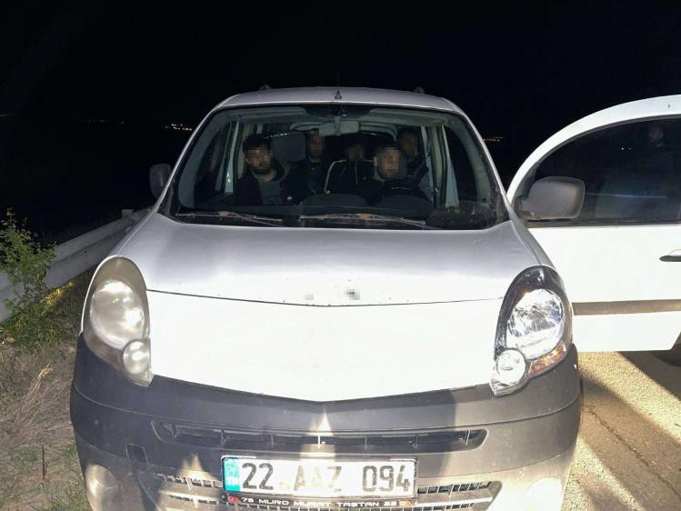 Edirne&rsquo;de 13 ka&ccedil;ak g&ouml;&ccedil;men yakalandı 