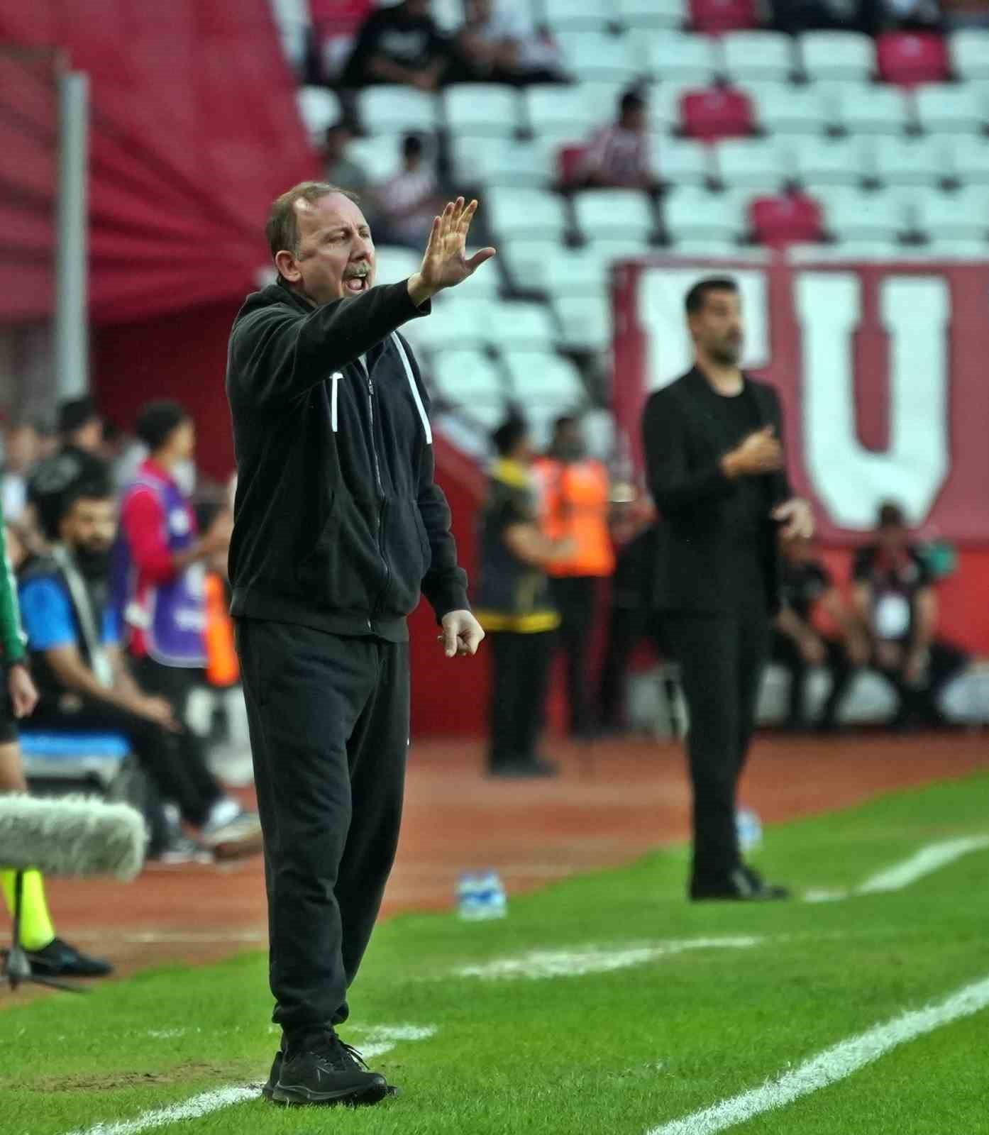 Trendyol Süper Lig: Antalyaspor: 0 - Hatayspor: 1 (İlk yarı)
