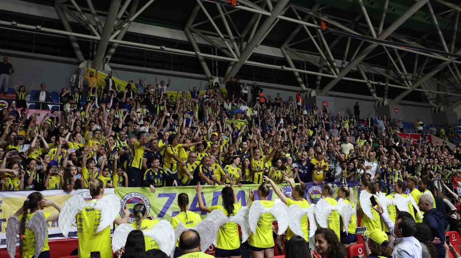 Fenerbahçe Kadın Voleybol Takımı, şampiyonluk kupasını kaldırdı
