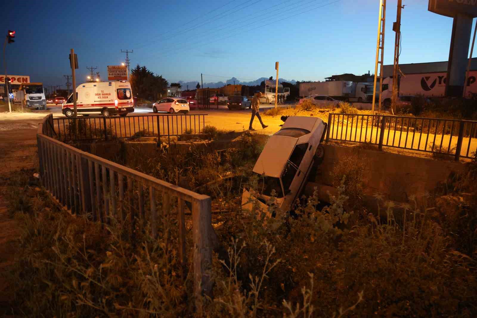 Antakya’da Tofaş otomobil su kanalına uçtu: 1 yaralı