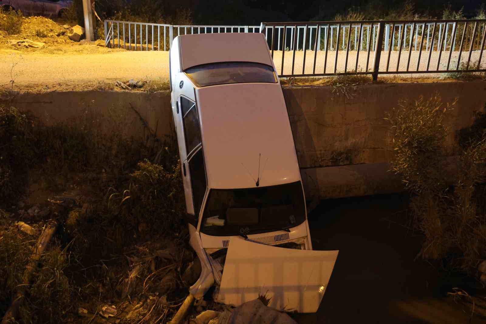 Antakya’da Tofaş otomobil su kanalına uçtu: 1 yaralı
