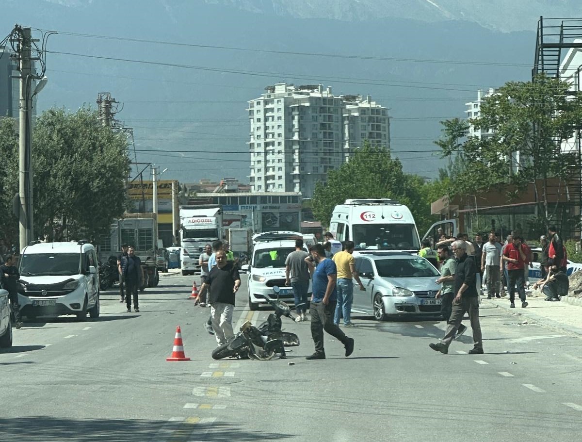 Otomobile &ccedil;arpan motosiklet s&uuml;r&uuml;c&uuml;s&uuml; metrelerce savruldu
