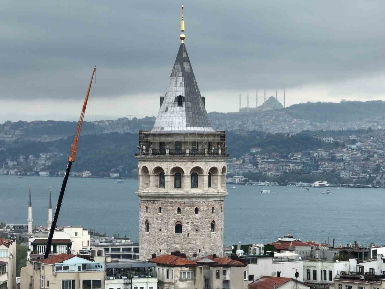 Demir parmaklıklardan kurtulan Galata Kulesi’nin alemine paratoner takıldı