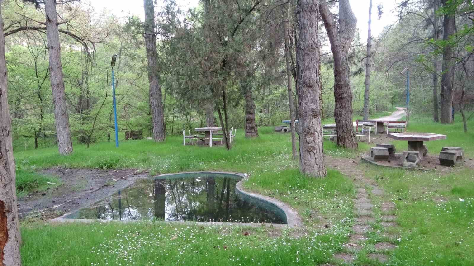 Fabrika atıkları derenin rengini değiştirdi, vatandaşlar tepki g&ouml;sterdi
