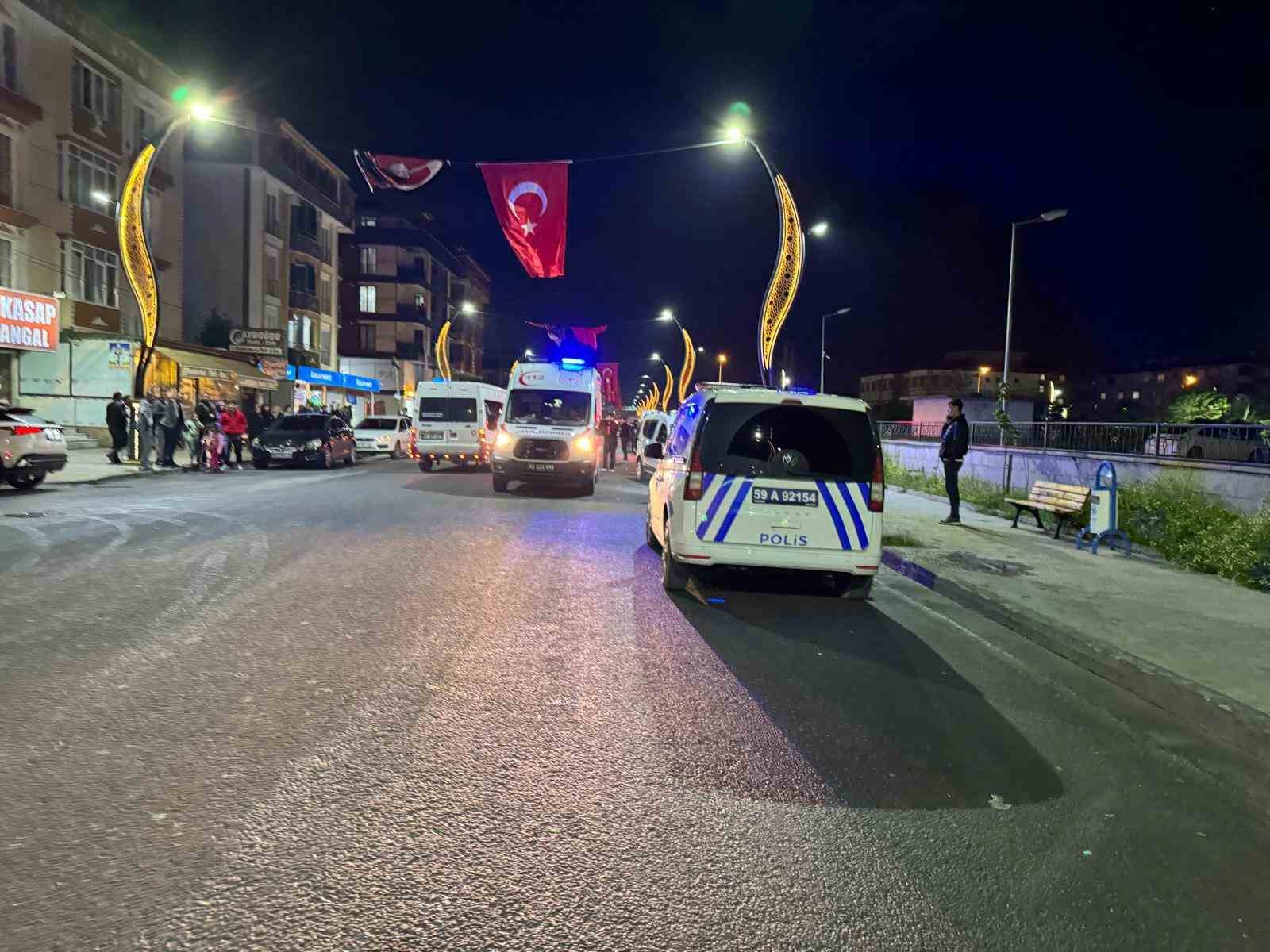 Hafif ticari otomobil ile &ccedil;arpışan motosikletteki 2 kişi yaralandı
