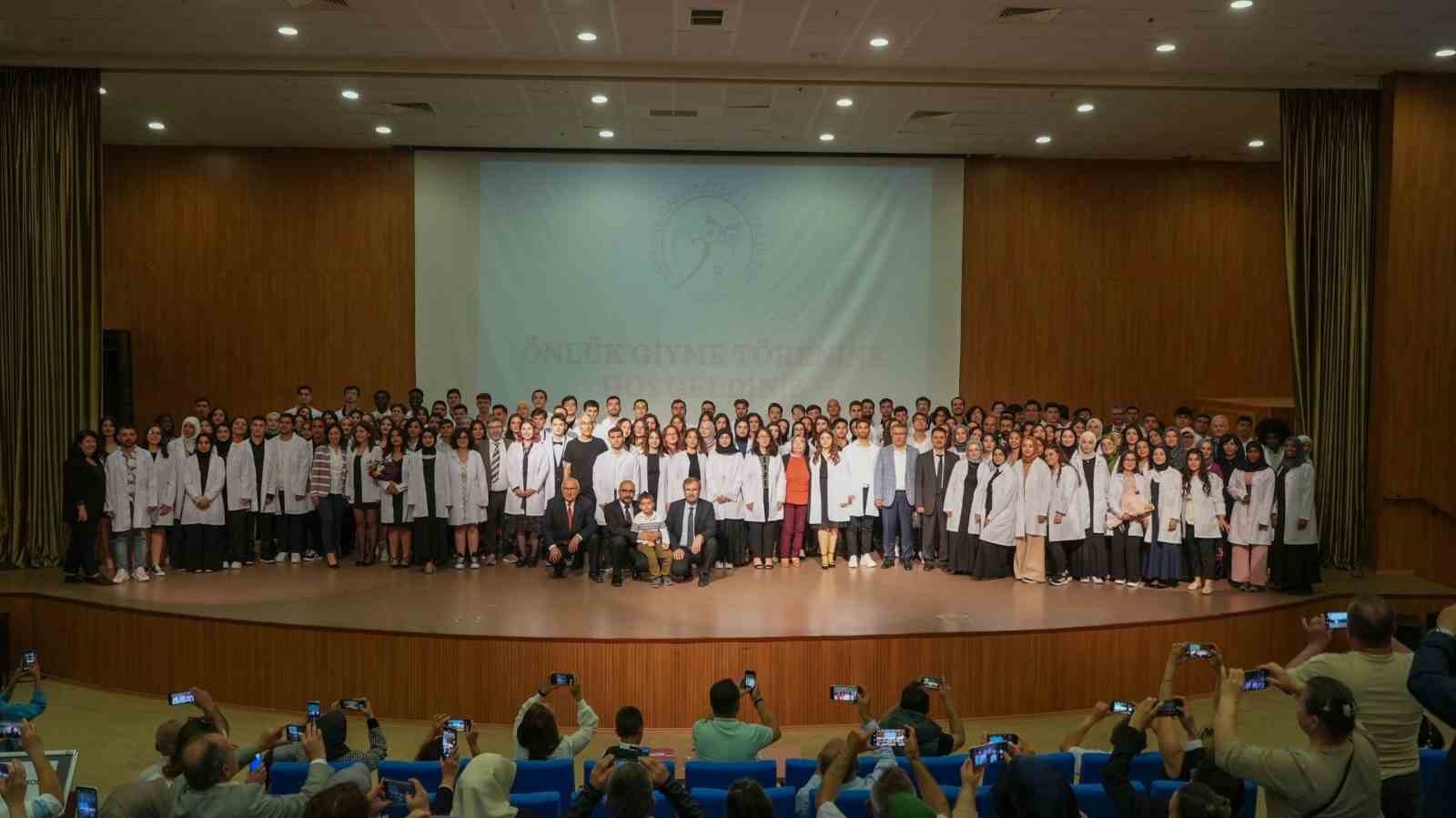 Tıp öğrencileri önlüklerini giydi
