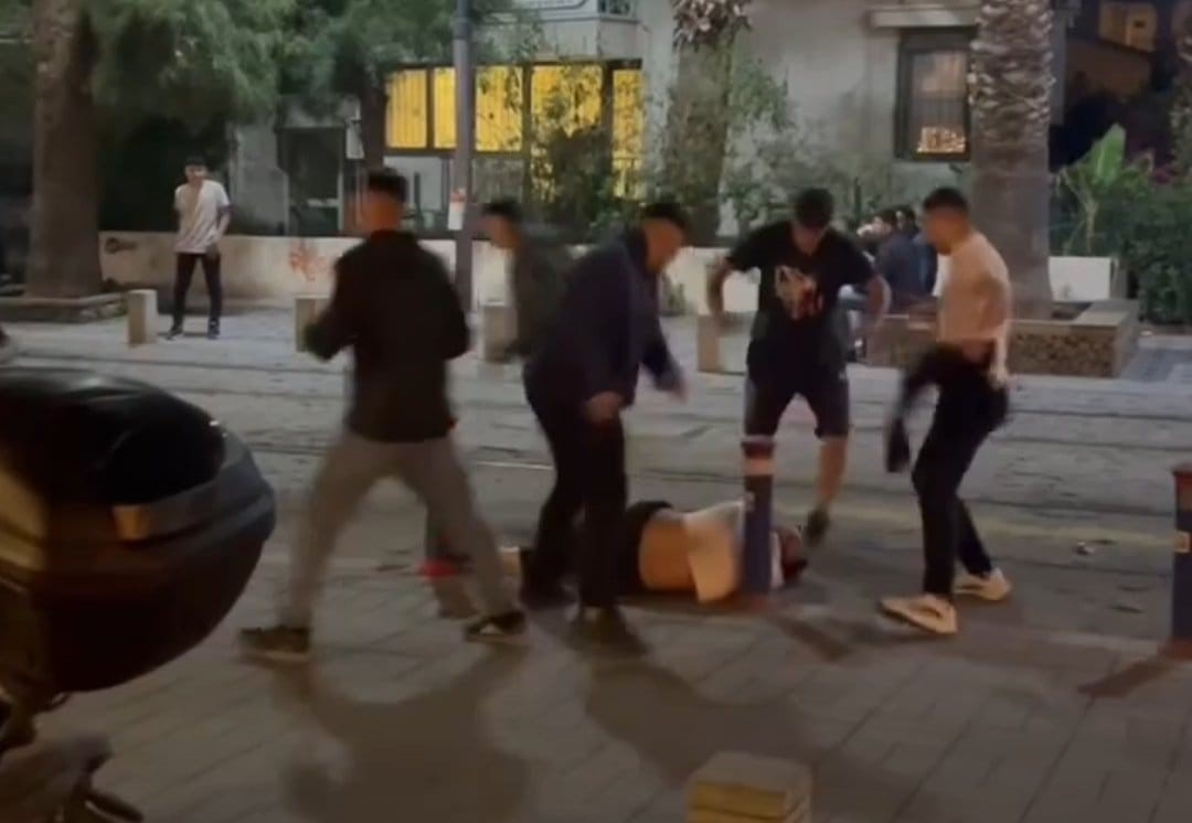 İzmir&rsquo;de 7 kişi 2 kişiyi &ouml;ld&uuml;resiye d&ouml;vd&uuml;, o anlar kamerada
