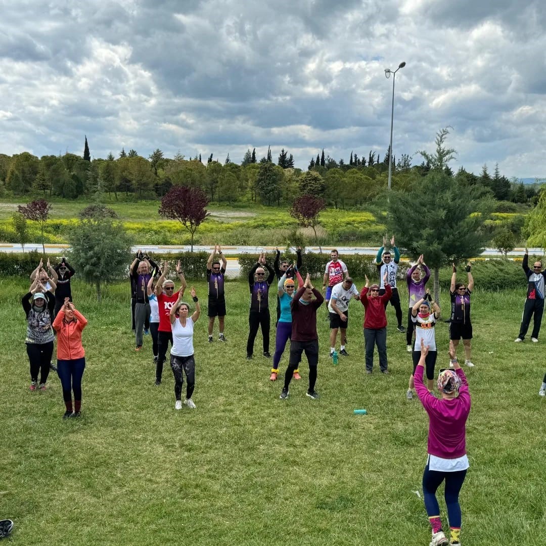 &Ouml;nce bisiklet biniyor sonra okula gidiyorlar
