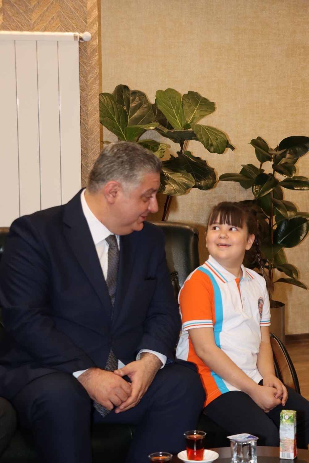 Başkan Gürel, koltuğunu ilkokul öğrencilerine teslim etti
