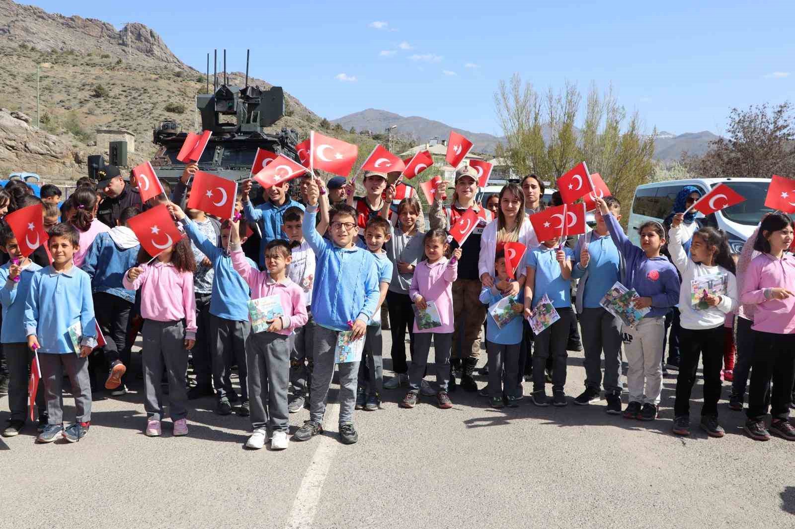 Gümüşhane’de jandarma ekipleri 23 Nisan’da köy çocuklarını unutmadı
